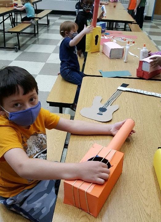 ArchwayPrograms's tweet image. Just Kids Oaklyn learned the difference between acoustic and electric guitars, and then designed their own guitars! 🎸🎶 And yes, they really play! ☺️
#JustKids #BeforeAndAfterschoolCare #AfterSchoolNJ #ArchwayFamily #SchoolAgeChildCare #AfterCare #QualityCare #Compassionate
