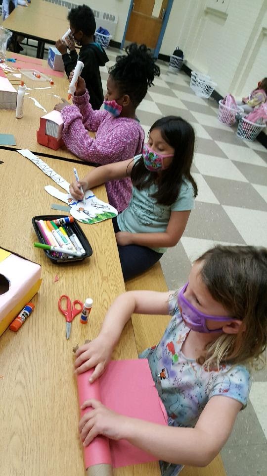 ArchwayPrograms's tweet image. Just Kids Oaklyn learned the difference between acoustic and electric guitars, and then designed their own guitars! 🎸🎶 And yes, they really play! ☺️
#JustKids #BeforeAndAfterschoolCare #AfterSchoolNJ #ArchwayFamily #SchoolAgeChildCare #AfterCare #QualityCare #Compassionate