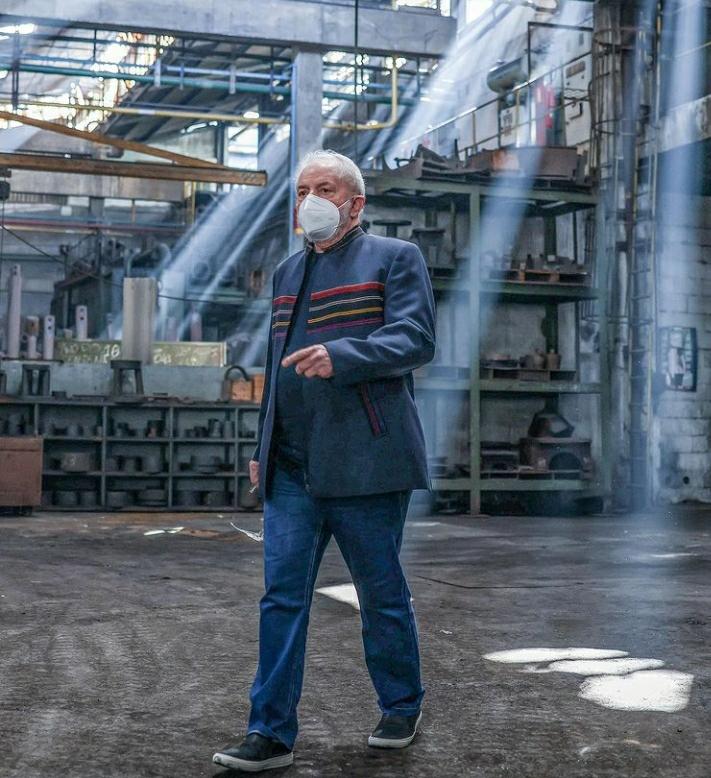 jmkarg's tweet photo. - ¿Por qué tan elegante Lula?

- Evo me regaló una campera y seré candidato en 2022, muchacho. https://t.co/uD09ZxPnej