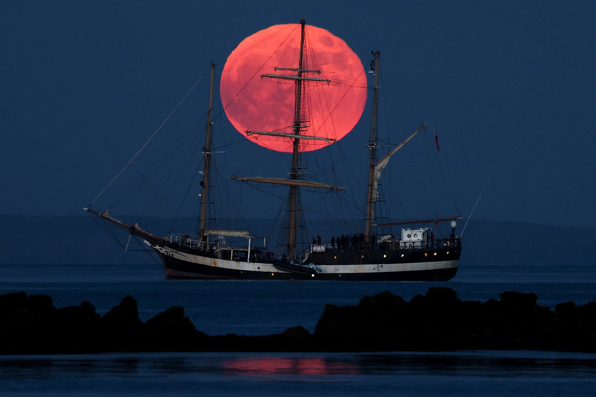 The full #FlowerMoon is hoisted up the mast of the tall ship, Pelican of London in Mount's Bay this evening, as the crew howl and cheer on deck at the awesome sight. #fullmoon #SuperBloodMoon #supermoon <a href="/CornwallLive/">Cornwall Live</a> <a href="/WMNNews/">Western Morning News</a>