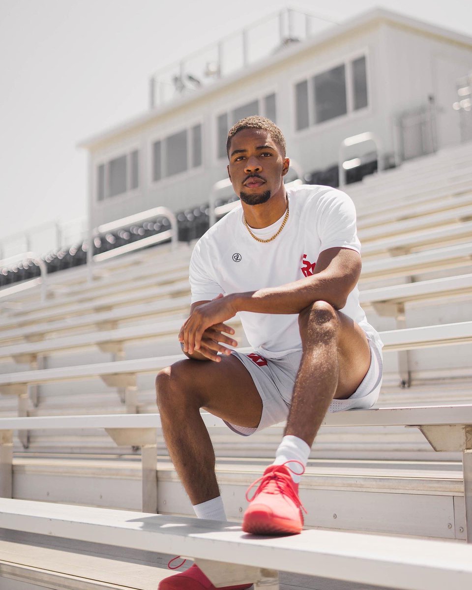 iamSoFye's tweet photo. Swan on the front and back of my jersey 🖤🦢 https://t.co/y1oRHHpQJs