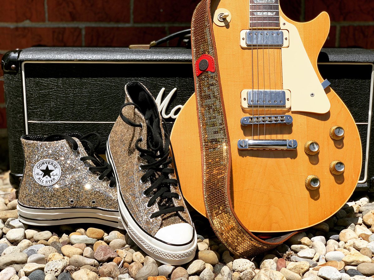 turkchgo's tweet photo. Mick Ronson’s birthday is a pretty good day for my @converse By You custom gold glitter 👟✨ Chucks to show up! They’re as cool as I thought they would be! And match my @copperpeace Gold Glovely Sequined guitar strap on my ’76 Les Paul Deluxe perfectly!
🤩🎸⚡️🔊✨  #conversebyyou https://t.co/oFTblKMYQb