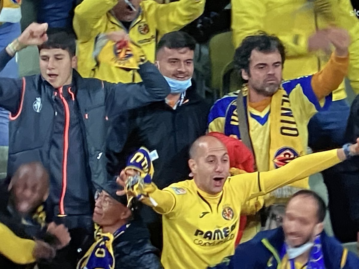 pisto_gol's tweet photo. Il Villareal che trionfa in EuropaLegue battendo il ManchesterUtd 11>10 ai calci di rigore è la +bella risposta al calcio della SuperLega e dei miliardari. La favola di Davide che abbatte Golia, il vero significato di questo splendido sport https://t.co/360T95oNpQ
