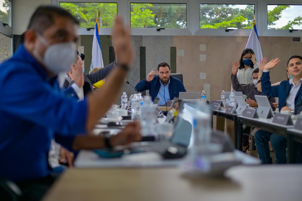 COAMSS_OPAMSS's tweet photo. Sesión Ordinaria del COAMSS. 
Preside nuestro Coordinador General y Alcalde de S.S. Mario Durán.
Se acordó que próximamente los alcaldes del AMSS sostendrán una reunión con la Cooperación Internacional para seguir impulsando proyectos para beneficio de esta metrópoli. https://t.co/jLI29FQSDi