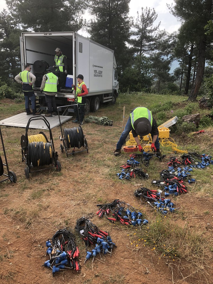 tun_muammer's tweet photo. #seismic #seismicreflection #geophysics @esteknikuniv @yerveuzay https://t.co/3LBt5E7qqV