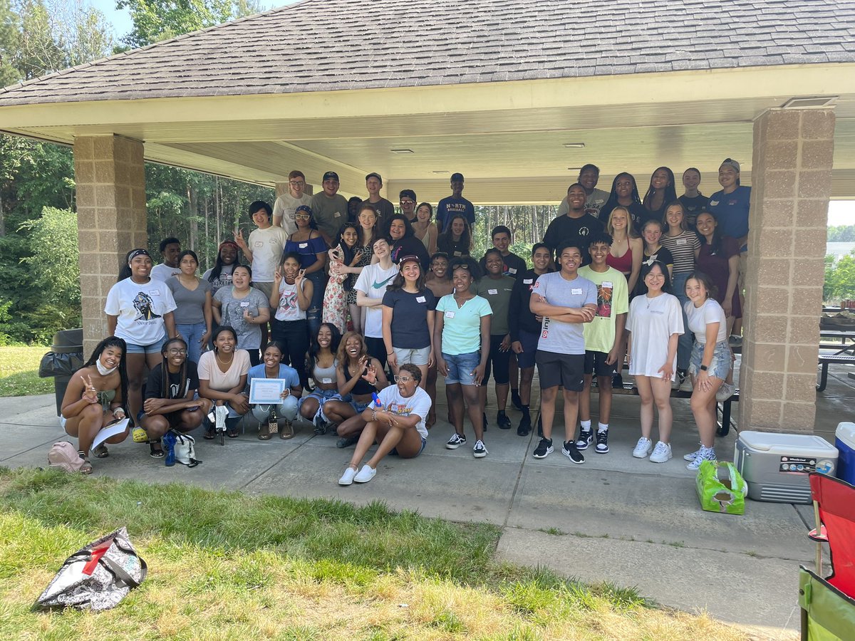 meck_ib's tweet photo. After a senior year like none other, it was so nice to celebrate the NMIB Class of 2021 at our traditional picnic 🧺. What an outstanding group of scholars and world-changers we have here! And it sure was refreshing to get to see so many of them in 3-D today. https://t.co/CBdXpCfVkR