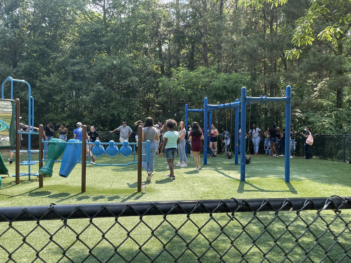 meck_ib's tweet photo. After a senior year like none other, it was so nice to celebrate the NMIB Class of 2021 at our traditional picnic 🧺. What an outstanding group of scholars and world-changers we have here! And it sure was refreshing to get to see so many of them in 3-D today. https://t.co/CBdXpCfVkR