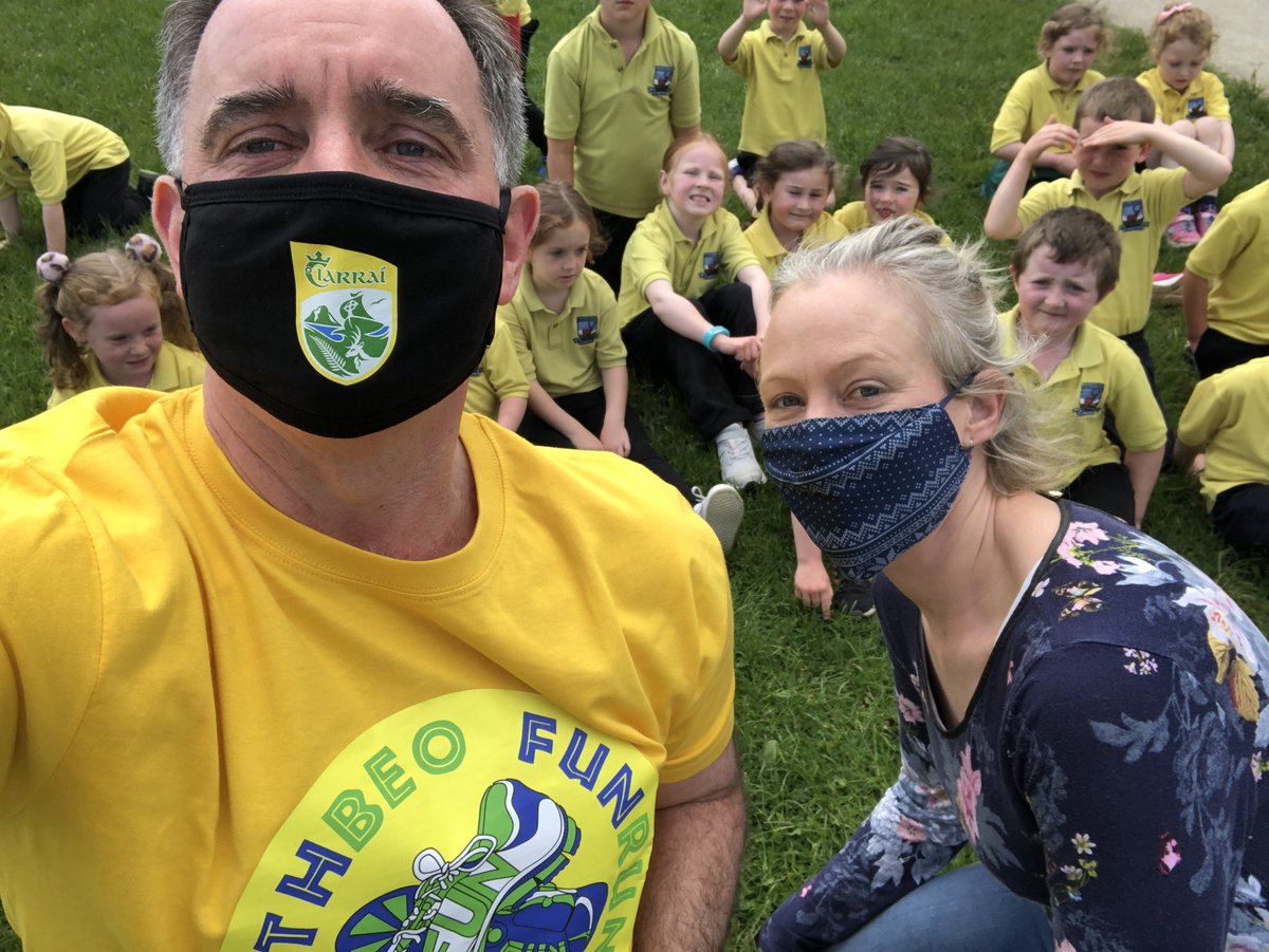 gaelscoilosrai's tweet photo. Tá sé tosaithe. Múinteoir Síle agus a rang agus an Máistir @seanohargain taréis an chéad ciliméadar go leith a dhéanamh. Bí linn an deireadh seachtaine seo do @rithbeo #RithBeo21 Calling all parents and friends to join us this weekend. https://t.co/YiG5MldvRp https://t.co/A8s8dTVbtK