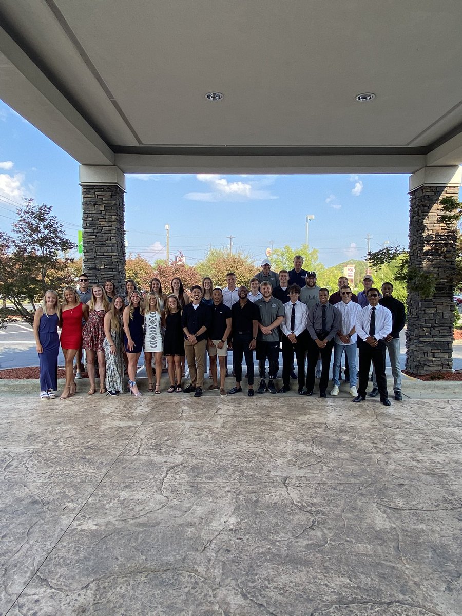 They clean up pretty well! Making our own nationals banquet once again, Raider style! Excited for what’s to come in the next 3 days from this group. #LookGoodFeelGood #GoRaiders <a href="/USTFCCCA/">USTFCCCA</a> <a href="/NCAADIII/">NCAA Division III</a>