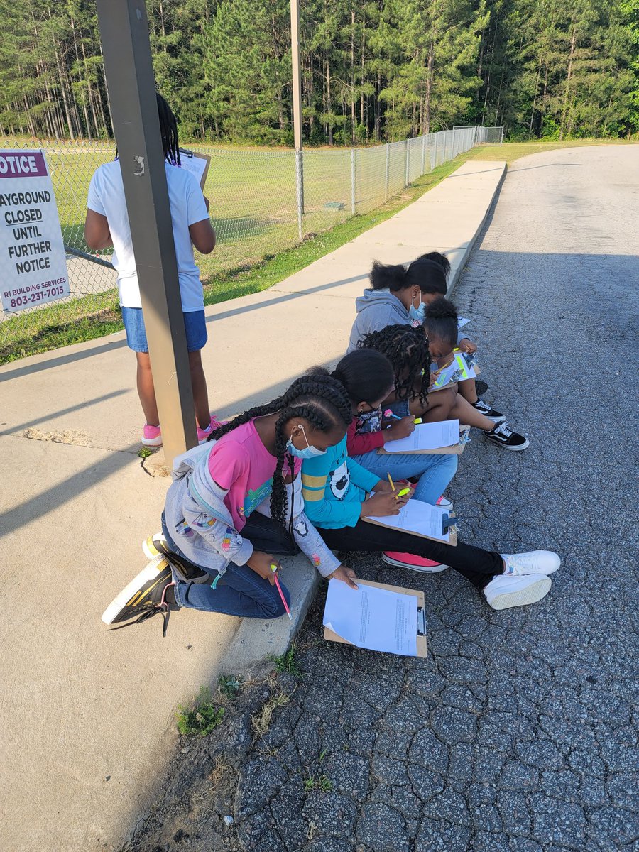 MrsNettlesJones's tweet photo. When you tell your students to line up for #ELA outside....#ReadandRespond #InvestigatePassage #Review #QuestioningStrategies #3rdgrade #NettlesUniversity ✏📝 📕 https://t.co/7ND9HMlrrh