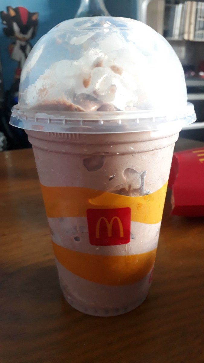 ane_oliveira's tweet photo. #MéquiziceDoBTS poderia ser como o prometido, como divulgado.  Design passou longe. Só a caixa. Queria meu dinheiro de voltar. @McDonalds_BR https://t.co/AXzVdzKFF3