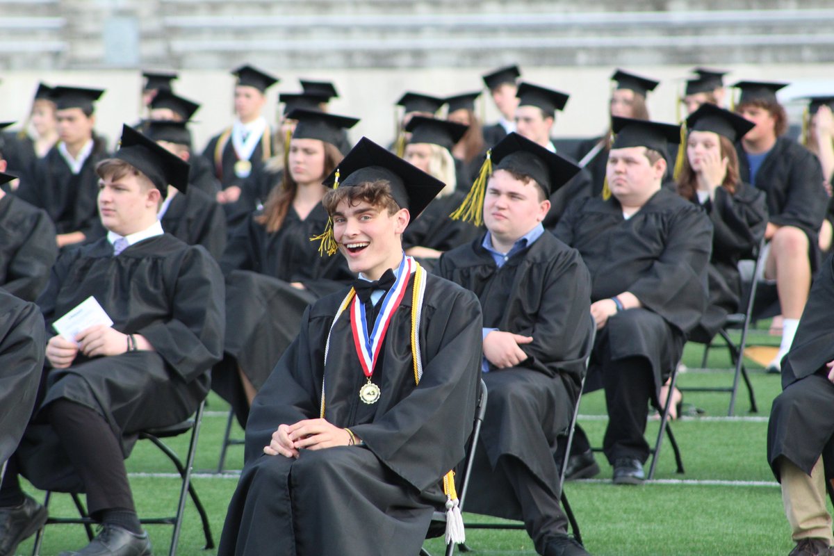 SEPSchools's tweet photo. Congratulations to the Southeast Polk Class of 2021! We're so proud of you! You've shown us how to learn, lead and live, no matter what. We know you all have great things ahead &amp; we can't wait to see what you will achieve next!💛For more pix, click here: https://t.co/MGLRajXy4p https://t.co/eMofuBTy4C