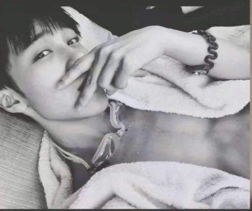 kgphobic's tweet photo. ive lost most of my online friends and i have 2 irls now... lolxkdkdkdkwjsj funny so funny very funny https://t.co/15CRzHcSqQ