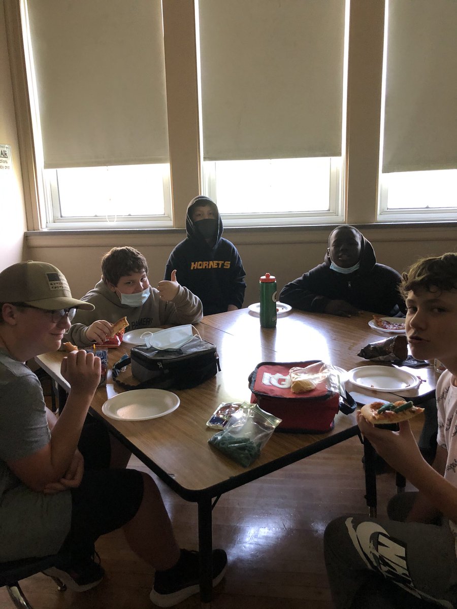 LisaClarkFMS's tweet photo. Calabrone Pizza Party! #FMSteach #Fultonproud @BethHouf https://t.co/B3kqNbrjb5
