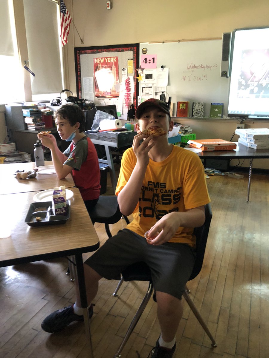 LisaClarkFMS's tweet photo. Calabrone Pizza Party! #FMSteach #Fultonproud @BethHouf https://t.co/B3kqNbrjb5