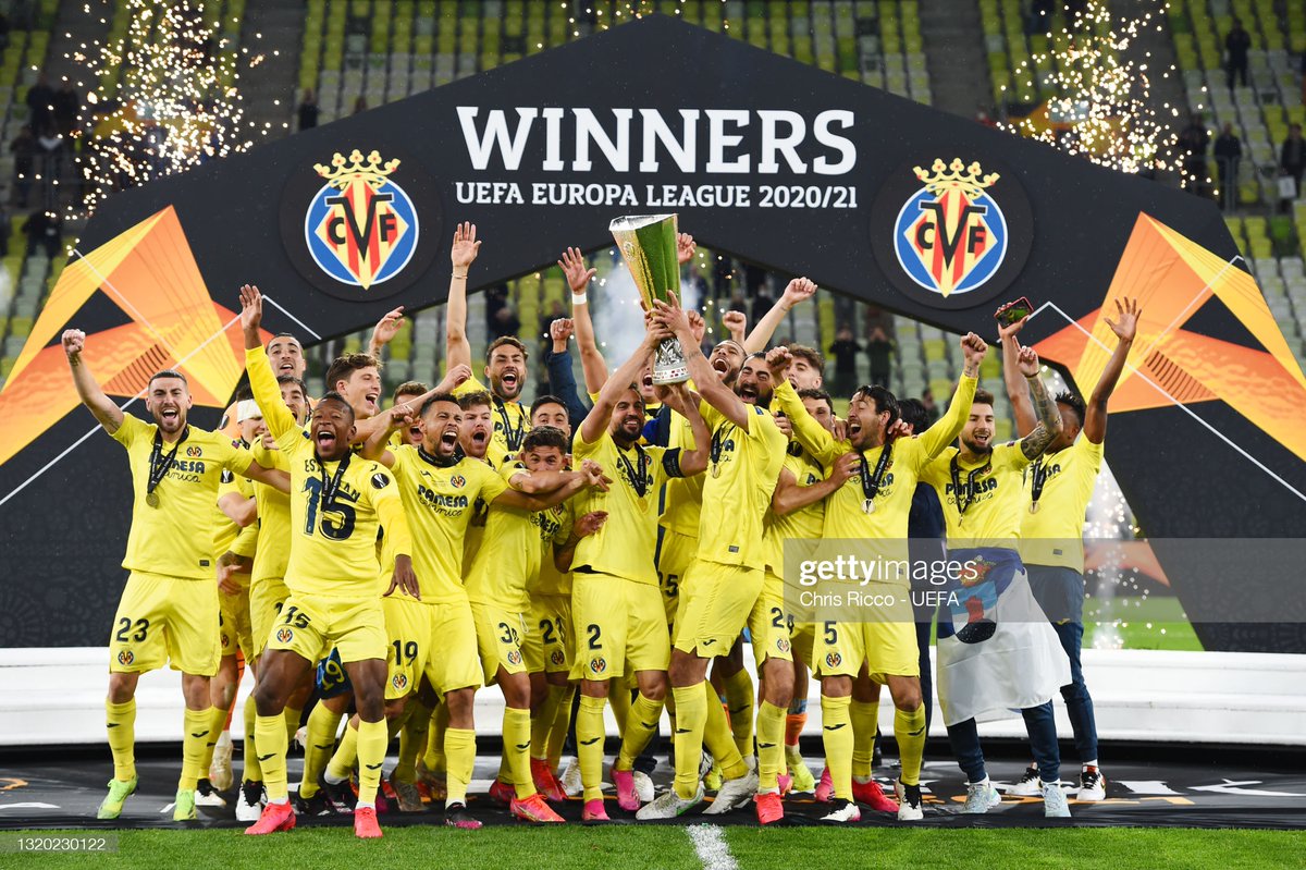 GettySport's tweet photo. Villarreal CF players lift the #UEFA Europa League Trophy as they celebrate victory in the #UEFAEuropaLeagueFinal against Manchester United 📷: Maja Hitij, Michael Sohn/Pool, Chris Ricco/UEFA #UEL #UELFinal https://t.co/34KzQbd2uF