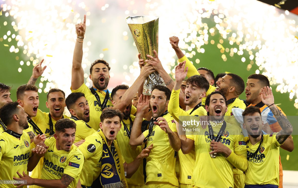 GettySport's tweet photo. Villarreal CF players lift the #UEFA Europa League Trophy as they celebrate victory in the #UEFAEuropaLeagueFinal against Manchester United 📷: Maja Hitij, Michael Sohn/Pool, Chris Ricco/UEFA #UEL #UELFinal https://t.co/34KzQbd2uF