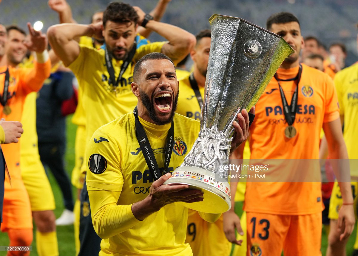 GettySport's tweet photo. Villarreal CF players lift the #UEFA Europa League Trophy as they celebrate victory in the #UEFAEuropaLeagueFinal against Manchester United 📷: Maja Hitij, Michael Sohn/Pool, Chris Ricco/UEFA #UEL #UELFinal https://t.co/34KzQbd2uF