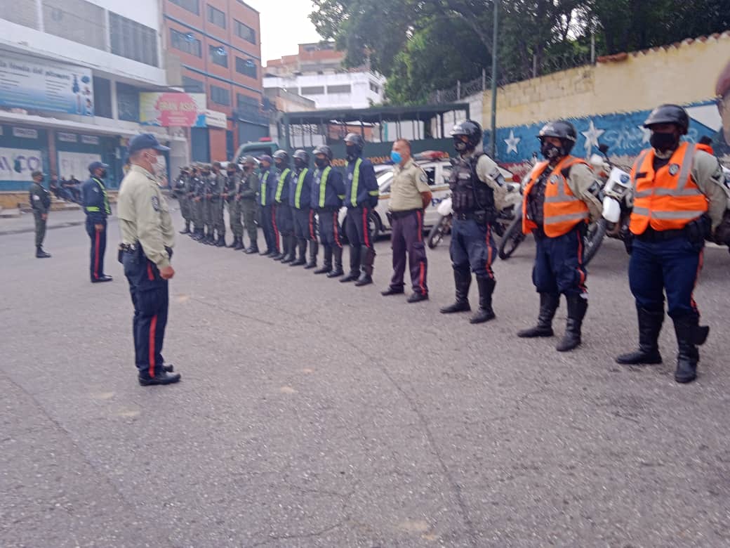 PolisucreOficia's tweet photo. #26Mayo | Despliegue Conjunto Estratégico de Seguridad Ciudadana Inteligencia Patrullaje y reacción Inmediata #Plan76 INPRI al servicio de la ciudadanía para garantizar la paz y seguridad de los habitantes del Cuadrante # 5
@capitalzodi41
@DesurPetareGN
@PoliciaMiranda https://t.co/mTBRiUDMGT