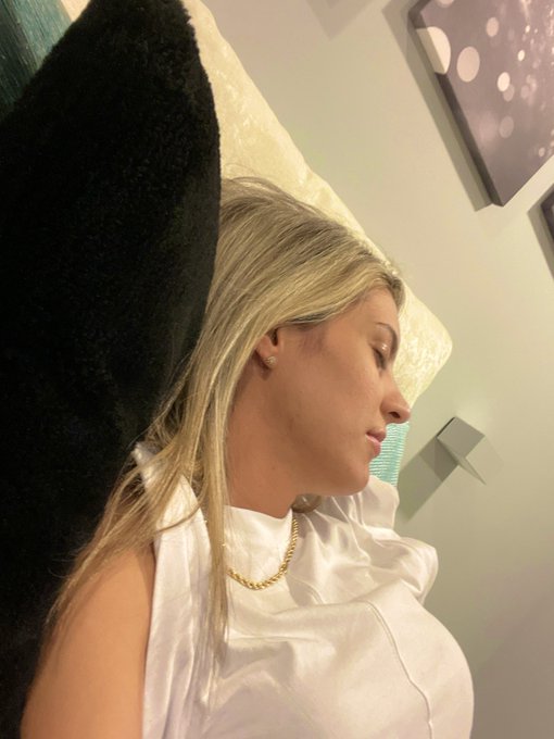 LO PROMETO! Ma&ntilde;ana stream a las 17:00.   Acabo de llegar a casa de las vacaciones y vengo molidaaaaaaaaaa🥺&hearts;️<a href="/tag/tomorrowland"class="tags"><span>#tomorrowland</span></a>