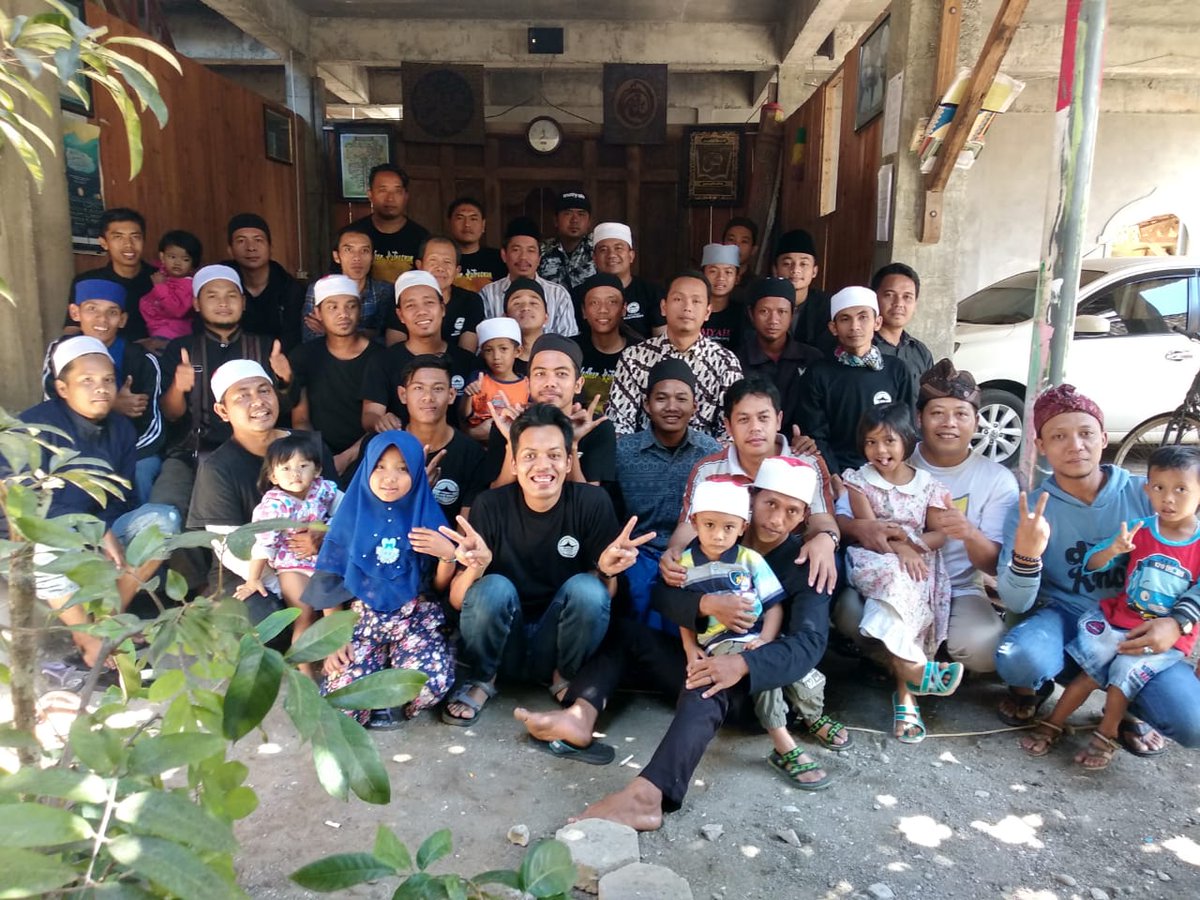PasebanM's tweet photo. Al-Fatihah : 
Sugeng tindak YAI muzamil 

terimah kasih sudah mau menampung kami keluarga besar simpul maiyah Paseban Majapahit 
4 tahun yg lalu di pondok pesantren panjenengan 

#maiyahberduka 
Di #68TahunMbahNun https://t.co/aZ4voA9LVE