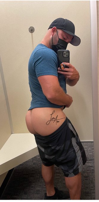 Dressing room fun 😋 https://t.co/0eCJePt1kb