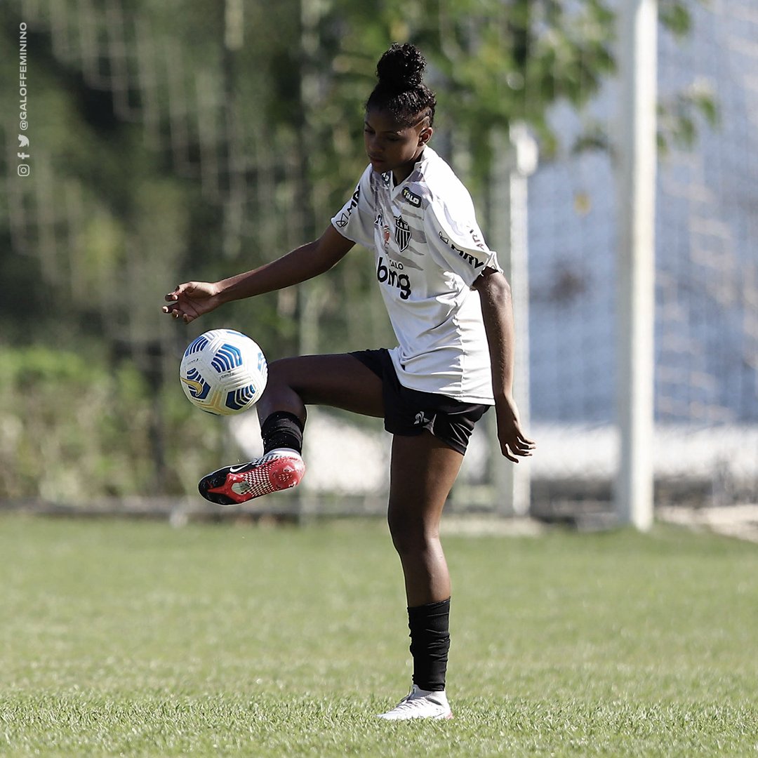 GaloFFeminino's tweet photo. As #CriasDoGalo de olho nela! ⚽👀🐔 #Vingadoras https://t.co/bqjuXzTxNo