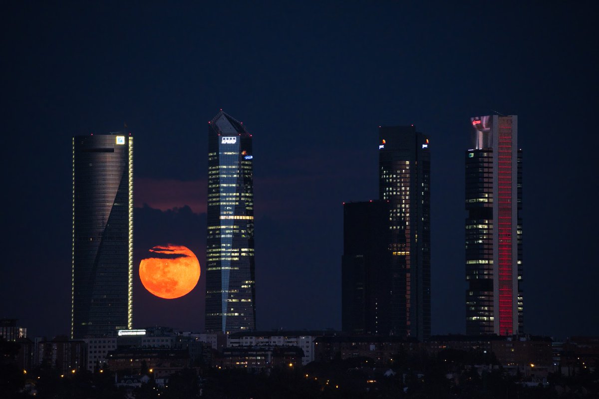 La salida de la superluna anoche en Madrid.