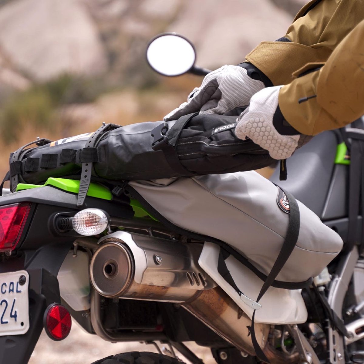 ADVPulse's tweet image. During our test of the new #KLX300, we loaded it up with #softbags from #GiantLoop (Mojavi, Possibles Pouch, &amp;amp; Buckin Roll).  So far they've proven to be a jiggleproof, trail-tough storage solution for smaller adventures in the gnarly stuff! Check it out bit.ly/glsmall