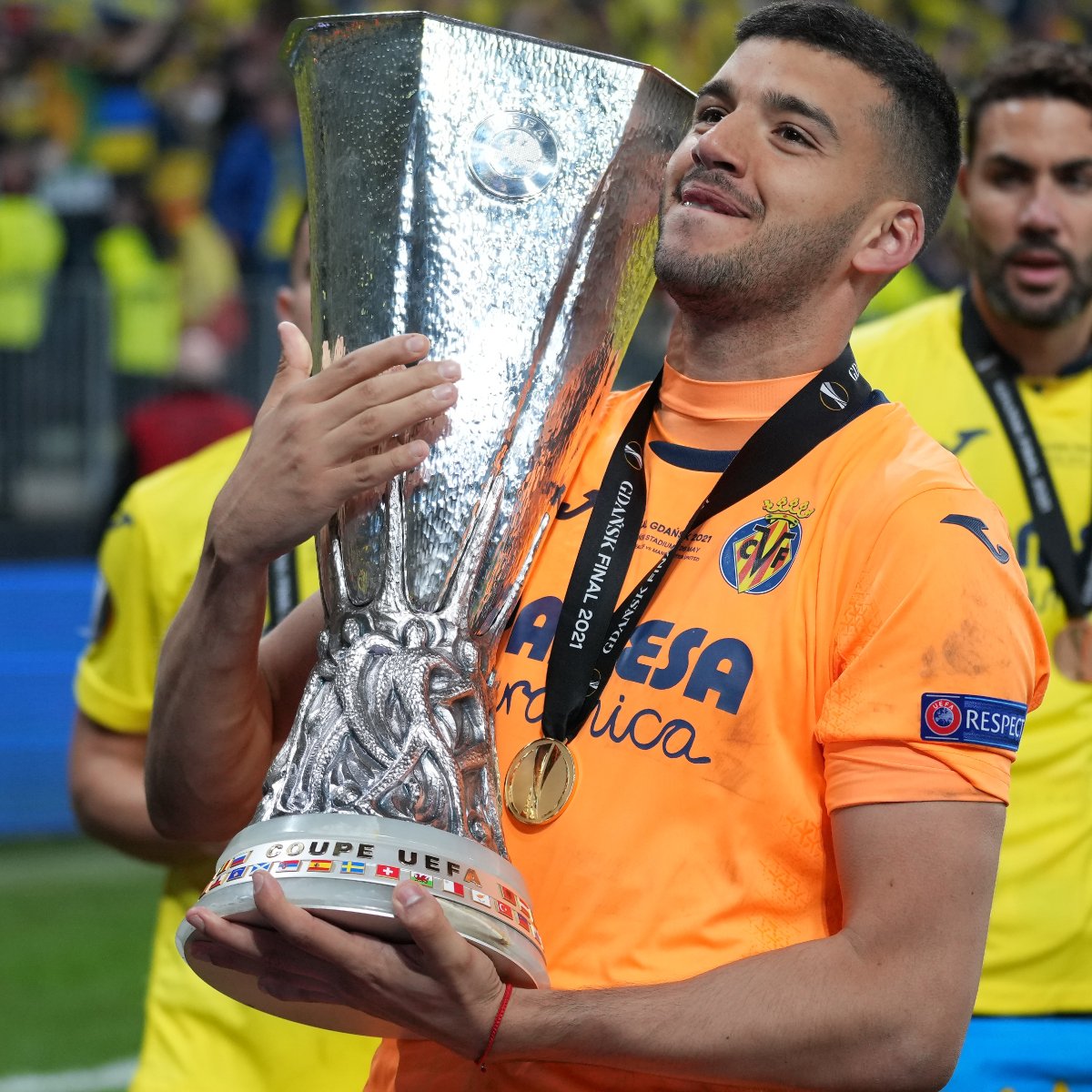 goal's tweet photo. Even in his wildest dreams, Geronimo Rulli never imagined himself clutching a European trophy after converting the winning penalty 🏆 https://t.co/m6fCkRGpzk