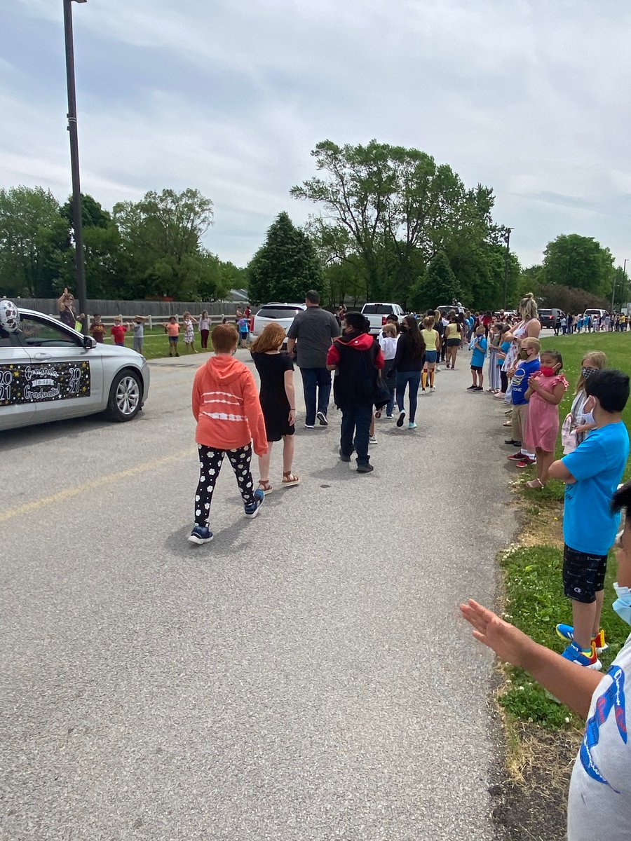 Fifth Grade Parade! Today, we were able to celebrate the accomplishments of our fifth grade students and staff during our outdoor parade. Special thank you to our families for their participation and support! #WeCan’tWaitToHearAboutTheSuccessesOfTheseFuture6Graders