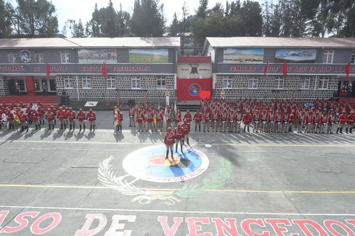 LuchoXBolivia's tweet photo. Participamos en el 212 aniversario del Regimiento 1 de Infantería Colorados de Bolivia - Escolta Presidencial, patrimonio de nuestro Ejército y de nuestra amada #Bolivia. Hoy los Colorados tienen la tarea de proteger el Proceso de Cambio y el futuro de las y los bolivianos. https://t.co/XnUOudwvYz