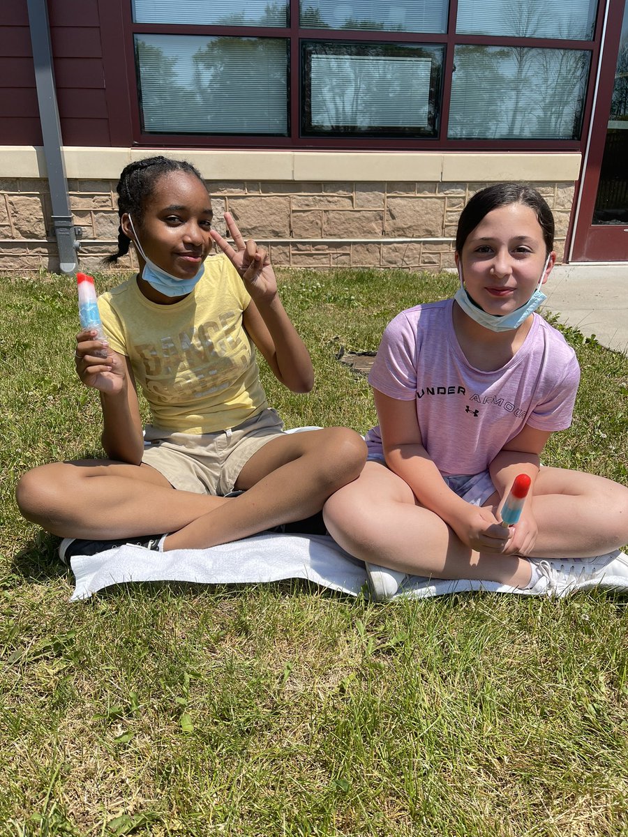 _Mrs_Schaefer's tweet photo. Utilizing a hidden gem at EV…the library courtyard! We enjoyed some yummy popsicles on beach towels for our class reward. 💕😋 @OwenJRobertsEV #WeLoveEastVincent https://t.co/8CIxsEd5WW
