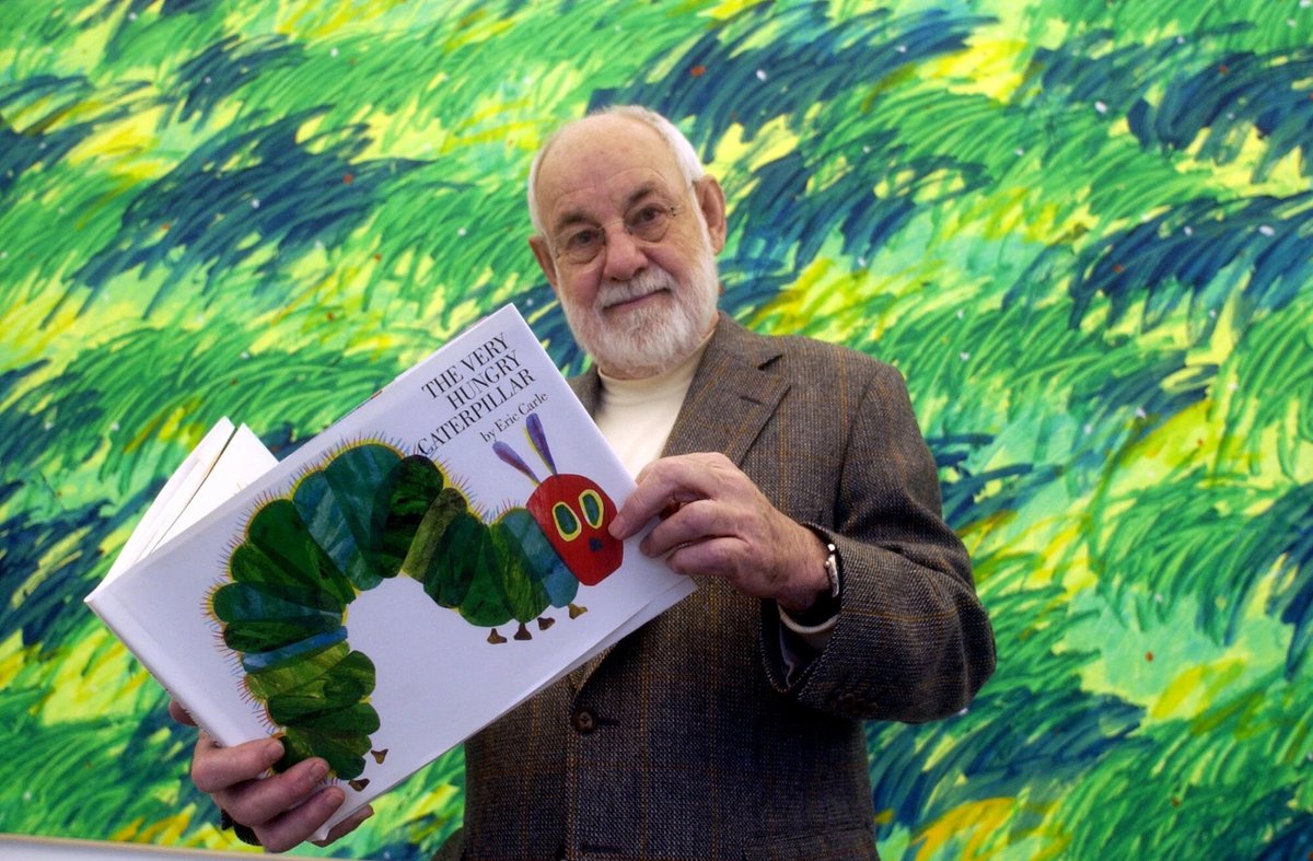 배고픈 애벌레 그림책으로 유명한 동화작가 에릭 칼이 별세 nytimes.com/2021/05/26/boo… 아주 개성이 강한 일러스트 그림으로 곤충과 동물을 그려 깊은 인상을 남긴 분. 우리 아이들도 즐겨보던 그림책. 향년 91세.
