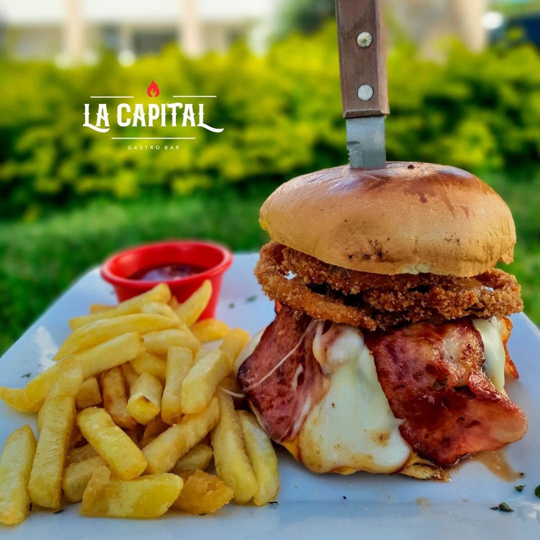 LaCapitalGB's tweet photo. Este 28 de Mayo Celebramos el día de la hamburguesa 🍔🤤

Y por eso queremos regalarles no 1 sino 2 hamburguesas! 🍔🍔

🏆 🍔Bacon y 🍔Dulce Capital

👣Pasos a seguir

▶️Seguir nuestra cuenta en TW
▶️Etiqueta con quien compartirias el premio
▶️RT al post

🏆 Jueves 28 a las 5 pm https://t.co/F6PNuy589F