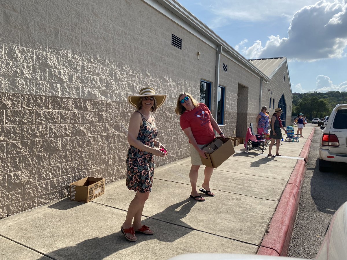 WoodsComal's tweet photo. What a wonderful way to end the school year! 😎 Thank you @ASES_Mavericks for organizing a beach-themed school parade. The kids loved it! #beachparty #schoolparade #loveourteachers https://t.co/gVGSWL4iSi