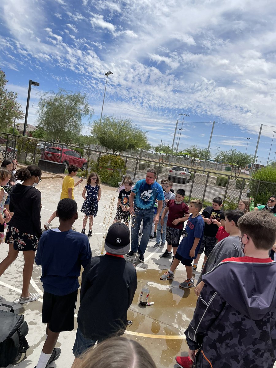 damiani_ms's tweet photo. The last day of this school year is one I will treasure in my heart forever! ❤️🙏🏼 Thank you, #SequoiaSchools @Edkey_CEO @fmoralesnunez @JerryLewisAZ @AingeLaurie @STEMNation https://t.co/OwYRU8w324