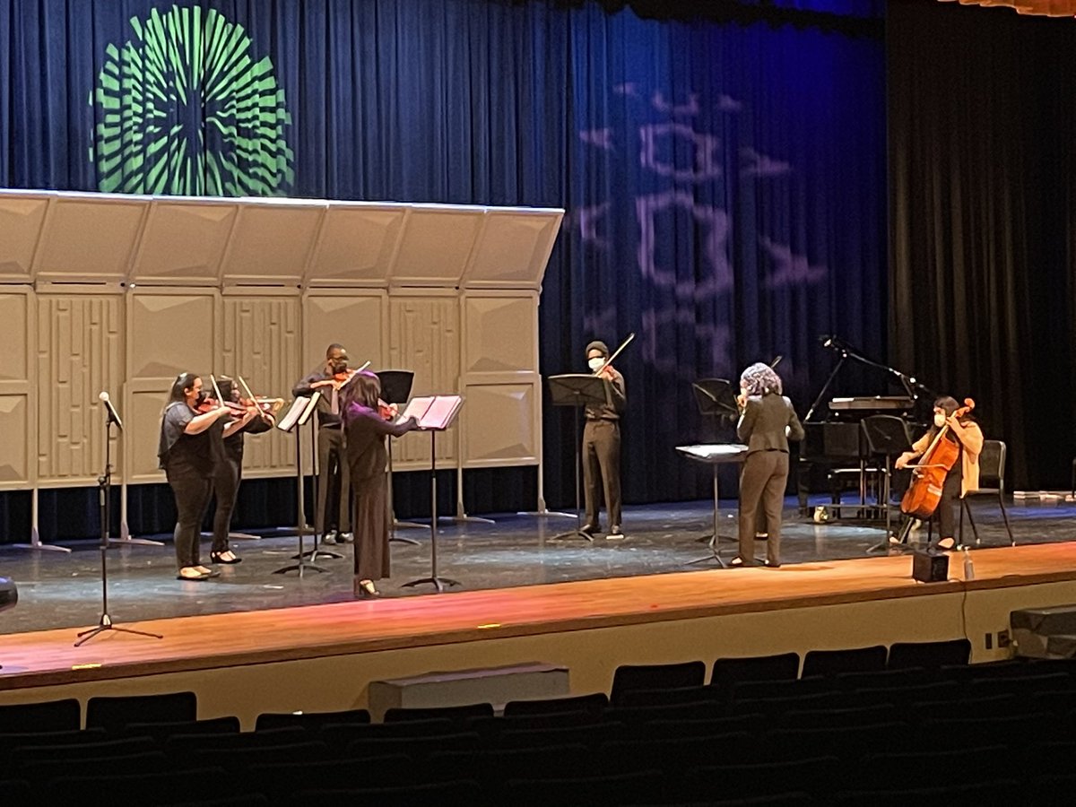 _PrincipalCal's tweet photo. @MHS_Buffs and @ArtsTmhs does it again! Our orchestra students put on a fine spring recital this evening. Congratulations to Ms. Estrella and all the participants. 🎻🎻🎻 https://t.co/AALacZvmFw