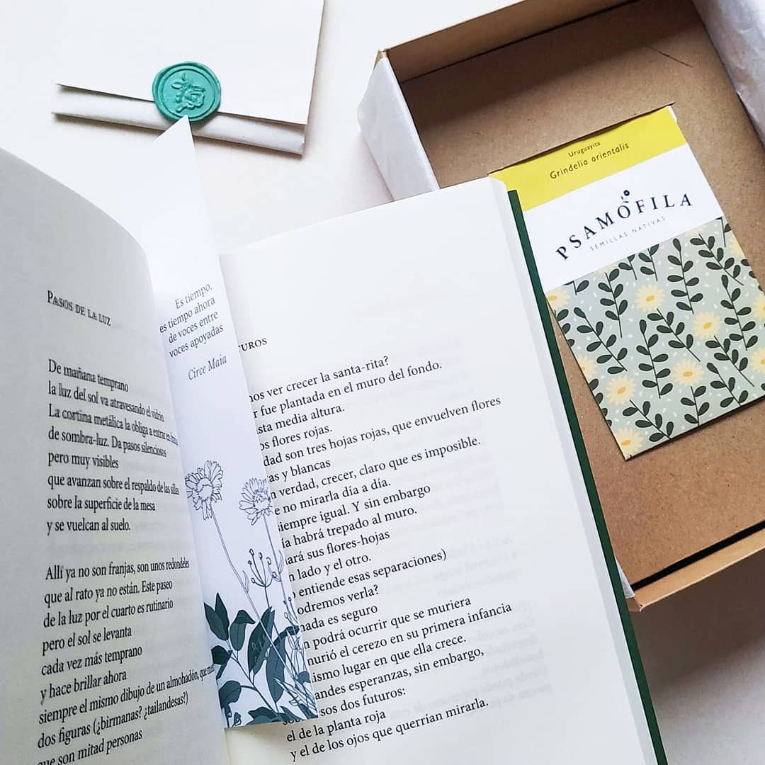 epitextos's tweet photo. En el #DiaNacionalDelLibro les presentamos una nueva colección de regalos literarios dedicada a la #poesíauruguaya : «Poetas nuestras». Una caja literaria que combina la fuerza de la voz poética de escritoras uruguayas con la esencia de la flora nativa de nuestro país. https://t.co/Er3bYciV6s