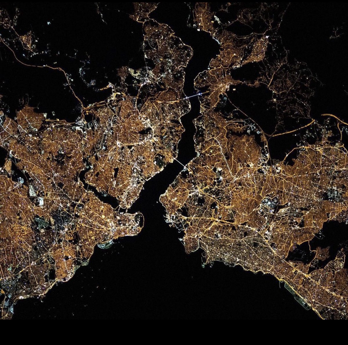 NASA UZAY İSTASYOONUNDAN yeni çekilmiş gece İstanbul fotoğrafı: