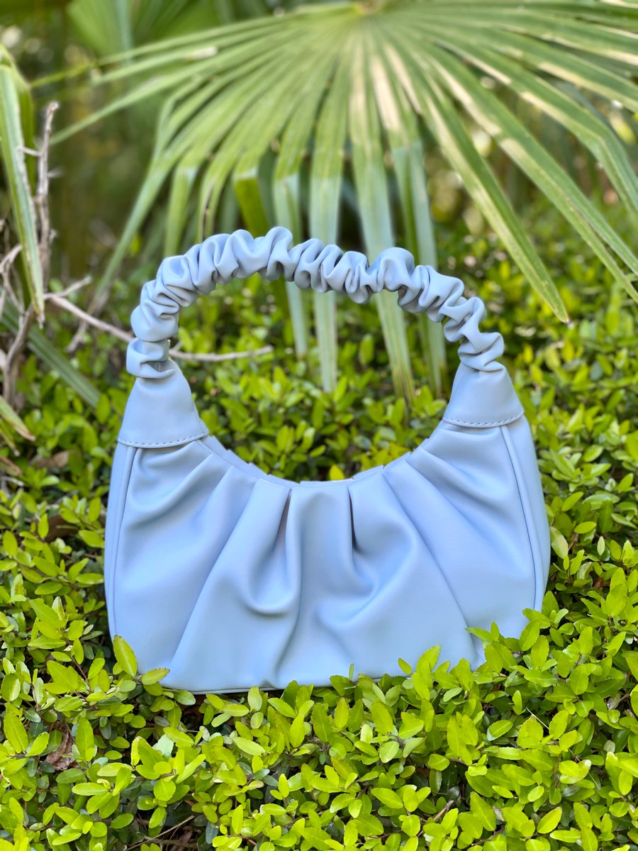miecia_bey's tweet photo. “Ruffles” Lengthy Lady Bags👛.
Available In: Blue❄️&amp; White🤍
(MEDIUM SIZE‼️‼️) 
ONLY $25🥰
CLICK THE LINK IN MY BIO💁🏾‍♀️🖥
(ON HAND AS WELL😘‼️) 
🛒🛍SHOP @lengthyextensions_ 👁💕🧹 &amp; Enhance your inner LADY👸🏾💅🏾.

 https://t.co/taDHbaTjQn https://t.co/hw70cgR21c