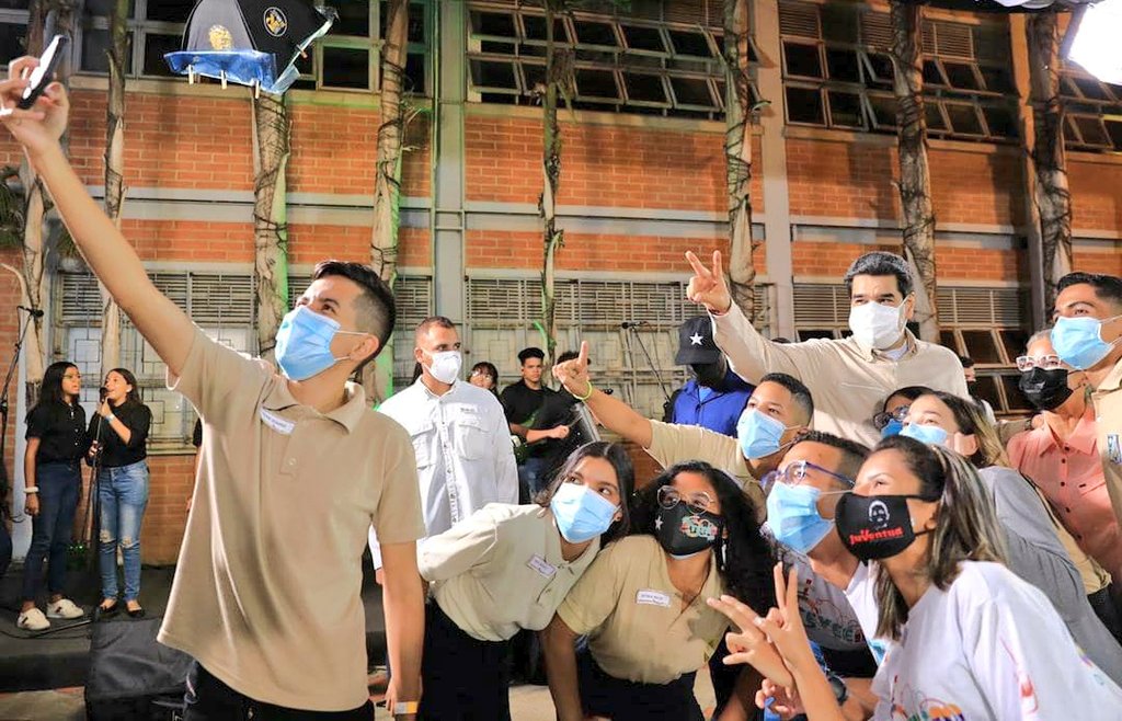 Una jornada de trabajo maravillosa fué el encuentro del Pdte. <a href="/NicolasMaduro/">Nicolás Maduro</a> con Estudiantes de Educación Media, dando muestra que en Venezuela el Poder Popular es Gobierno.

El Futuro brillante de la Patria está garantizado en esta Juventud del Presente.

#DialogoPorLaPatria 🇻🇪