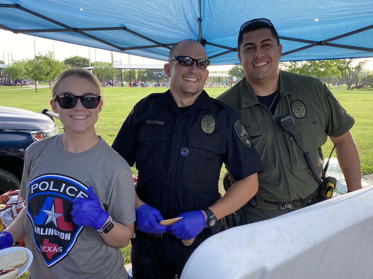 ArlingtonPD's tweet photo. After our first #CookingWithCops event, the message from our community was clear — y’all wanted more!!
And tonight, that is exactly what we’re giving you!!😎
Our SWAT team, K-9 Unit, UAS Unit, and Community Support team are here at Vandergriff Park, hanging out w/ citizens,
1/ https://t.co/El1sd3ihSb