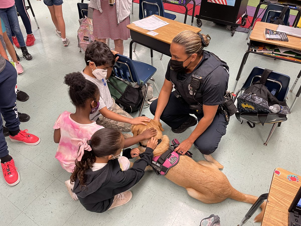 D_Martin_ii's tweet photo. Thank You @ftlauderdalepd officers Diaz and Jill for visiting @sfoster_es and brightening the day of our students! #GoodtoGreat #Strivefor65 #OntheRoadtoAwesome https://t.co/ltWiJnGjF4