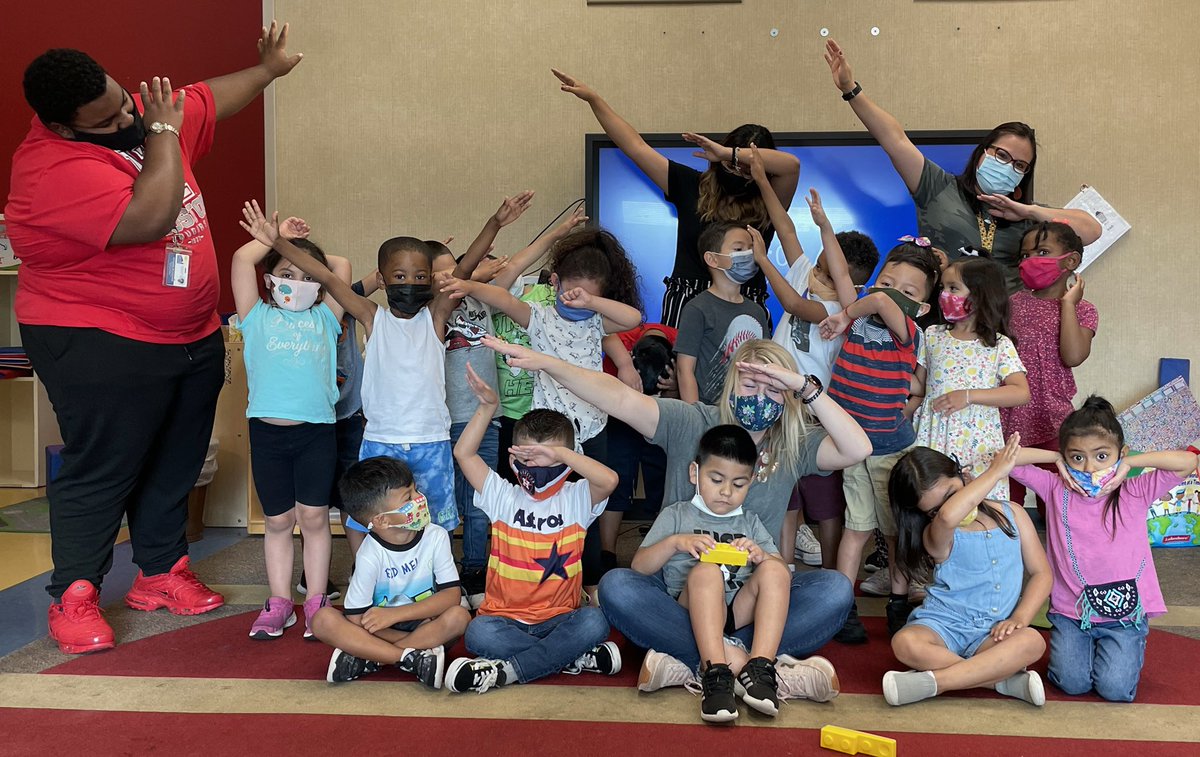 MsPinales's tweet photo. Ms. Pinales class of 20-21 🦁 
#lionlaneproud @LionLanePrek  @mgabriel1992 https://t.co/kIe0KJWF2W