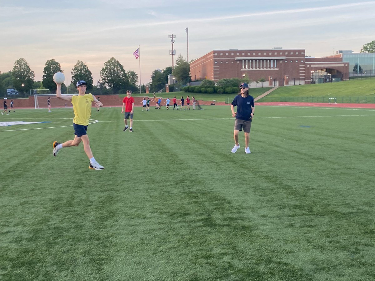 SLUHMinistry's tweet photo. Last week, we hosted our final FFF (Food, Formation, Fellowship) event of the year, hosted by our Junior Pastoral Team. It was a fun evening, complete with adoration, grilled up burgers, and a bashball tournament. We've really enjoyed these monthly events this year! #AMDG https://t.co/ynFOS0KbIS