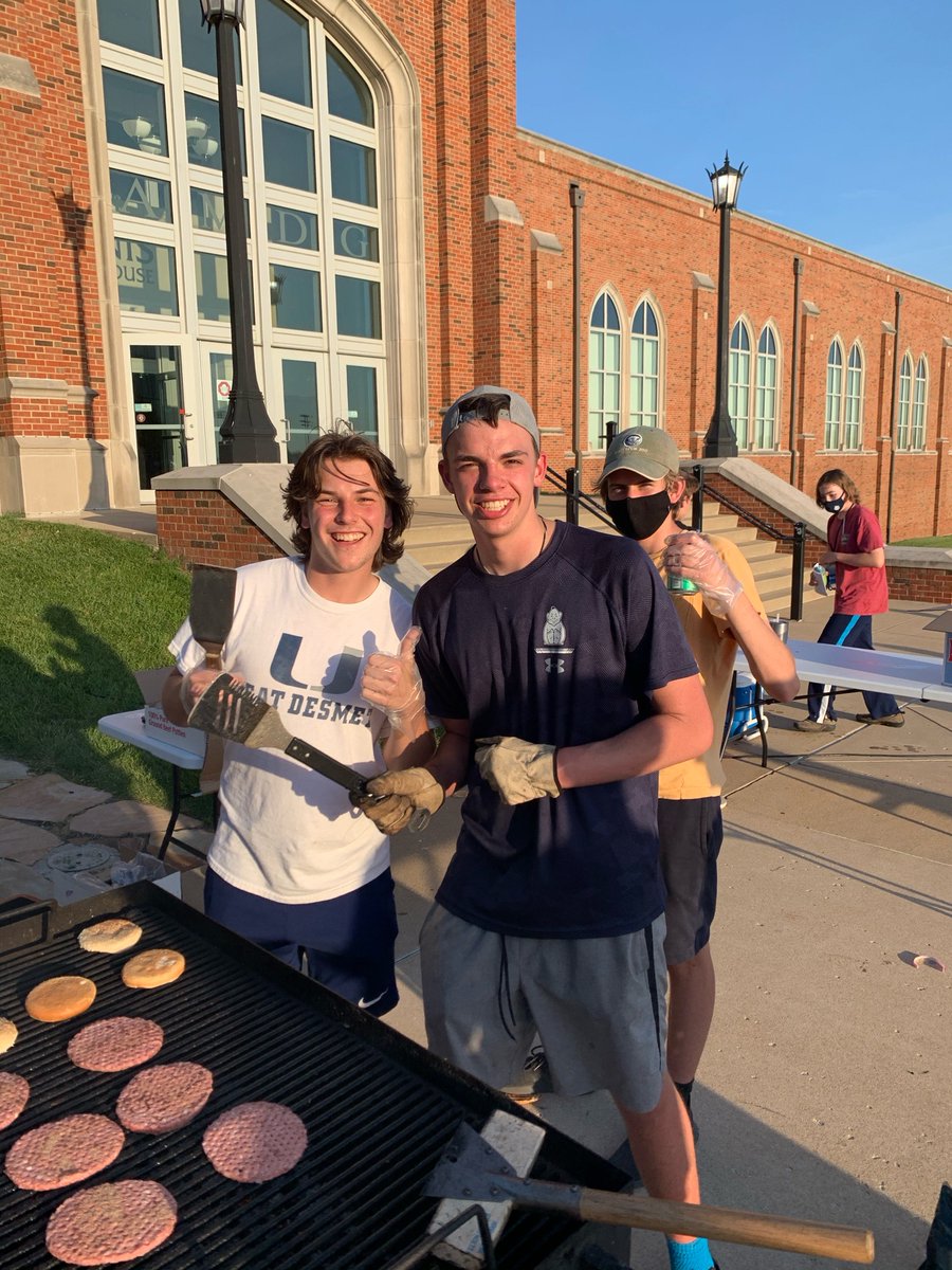 SLUHMinistry's tweet photo. Last week, we hosted our final FFF (Food, Formation, Fellowship) event of the year, hosted by our Junior Pastoral Team. It was a fun evening, complete with adoration, grilled up burgers, and a bashball tournament. We've really enjoyed these monthly events this year! #AMDG https://t.co/ynFOS0KbIS