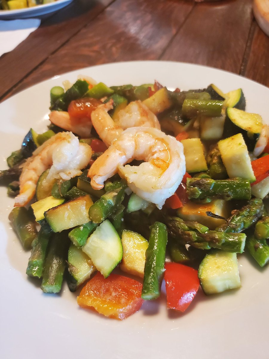 15 pounds down...dinner tonight is shrimp, zucchini, asparagus and red pepper with a smidge of lemon olive oil. Of course seasonings of salt, pepper, onion powder and jalapeño salt. #lownocarb #weightloss #notadiet #eatingrealfood