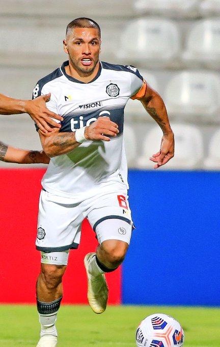 AngeloGallagher's tweet photo. No necesitas inventar lesiones, no pedis cambio cuando el partido está caliente... ¡CAPITAN KARAJO! #RO6 https://t.co/p7KSwZGJKP