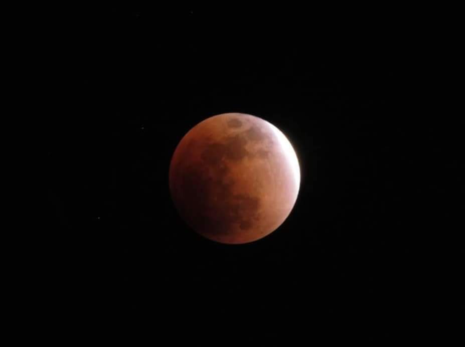 1988desa's tweet photo. #supermoon #denpasarmoon #sailormars #SailorMoon
皆既月食見れず、残念! https://t.co/r3nO20xZnW